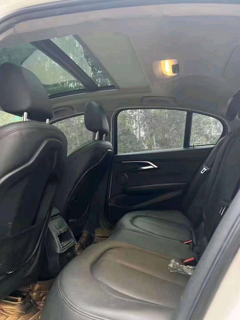 北京17年宝马1系8