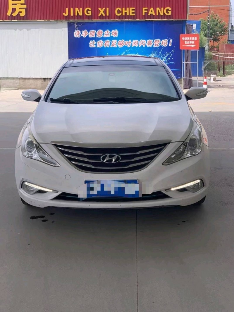 保定14年现代索纳塔八1