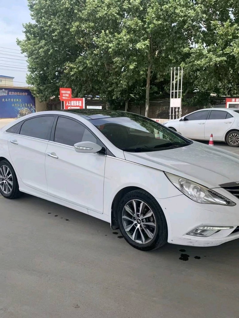 保定14年现代索纳塔八3