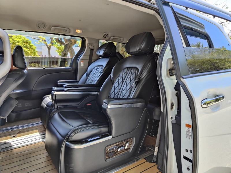 东莞18年丰田塞纳2