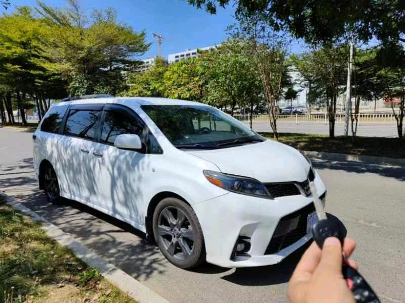 东莞18年丰田塞纳2