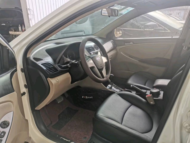 保定14年现代瑞纳8