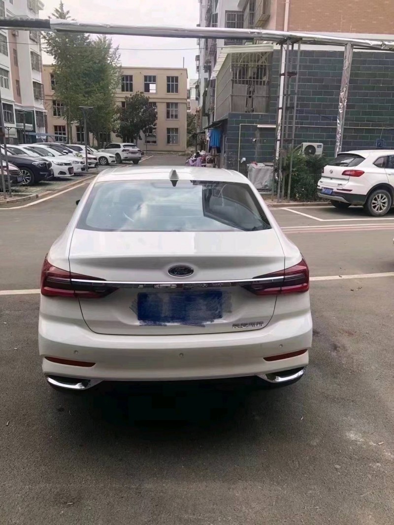 北京22年福特福睿斯8