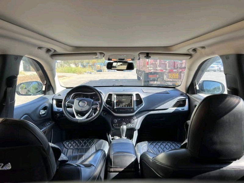 沈阳17年Jeep自由光9