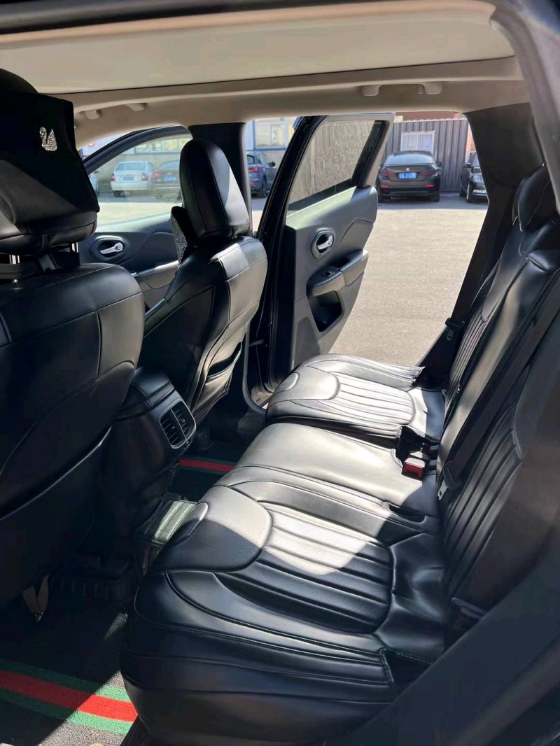 沈阳17年Jeep自由光8