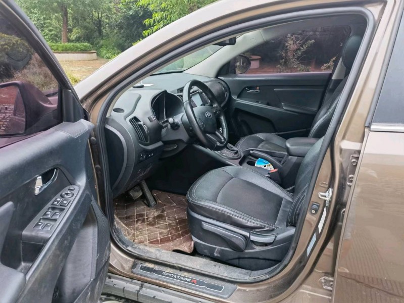 济南13年起亚智跑8