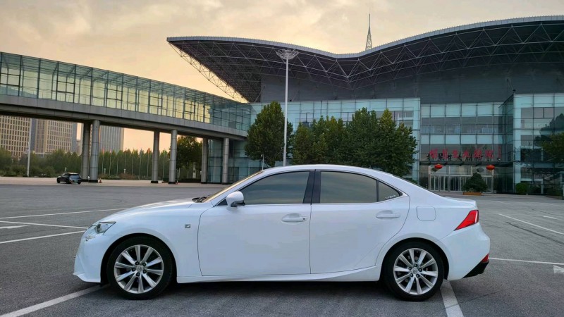 邯郸14年雷克萨斯IS5