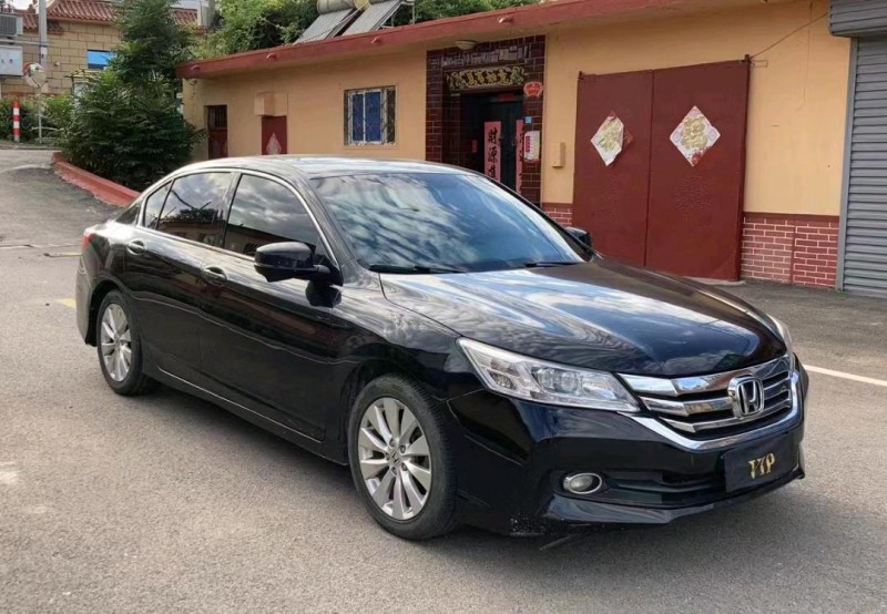 青岛15年本田雅阁1