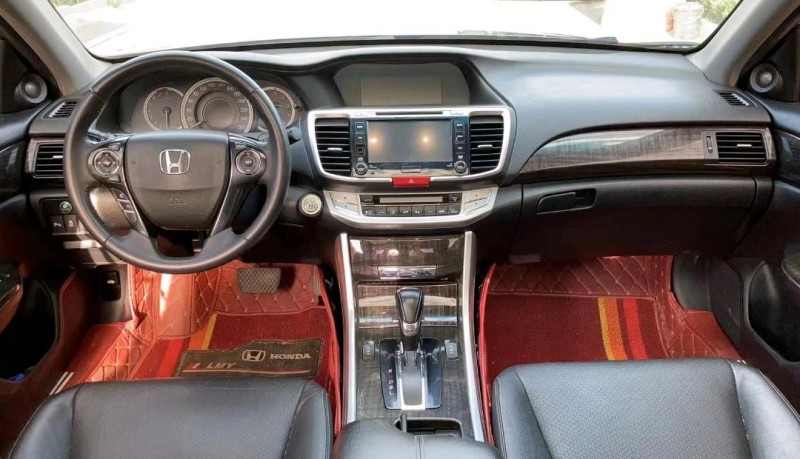 青岛15年本田雅阁4