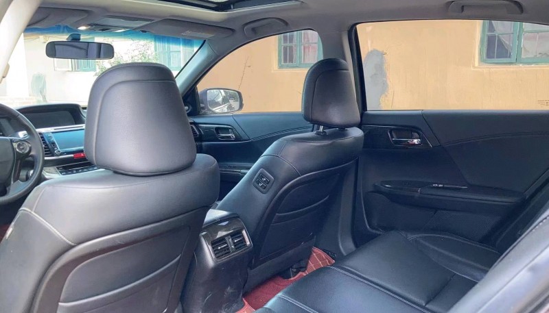 青岛15年本田雅阁5