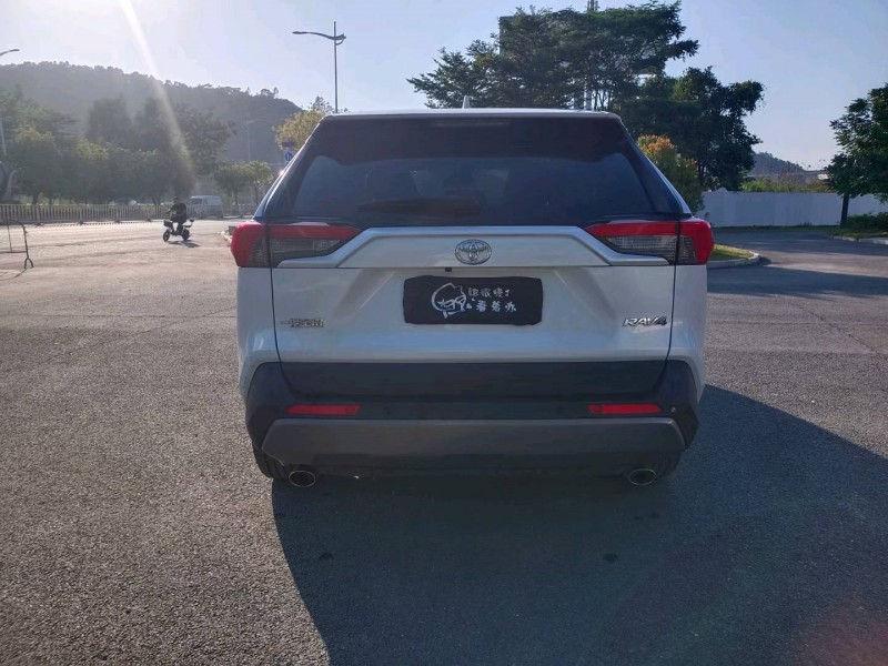 广州22年丰田RAV42