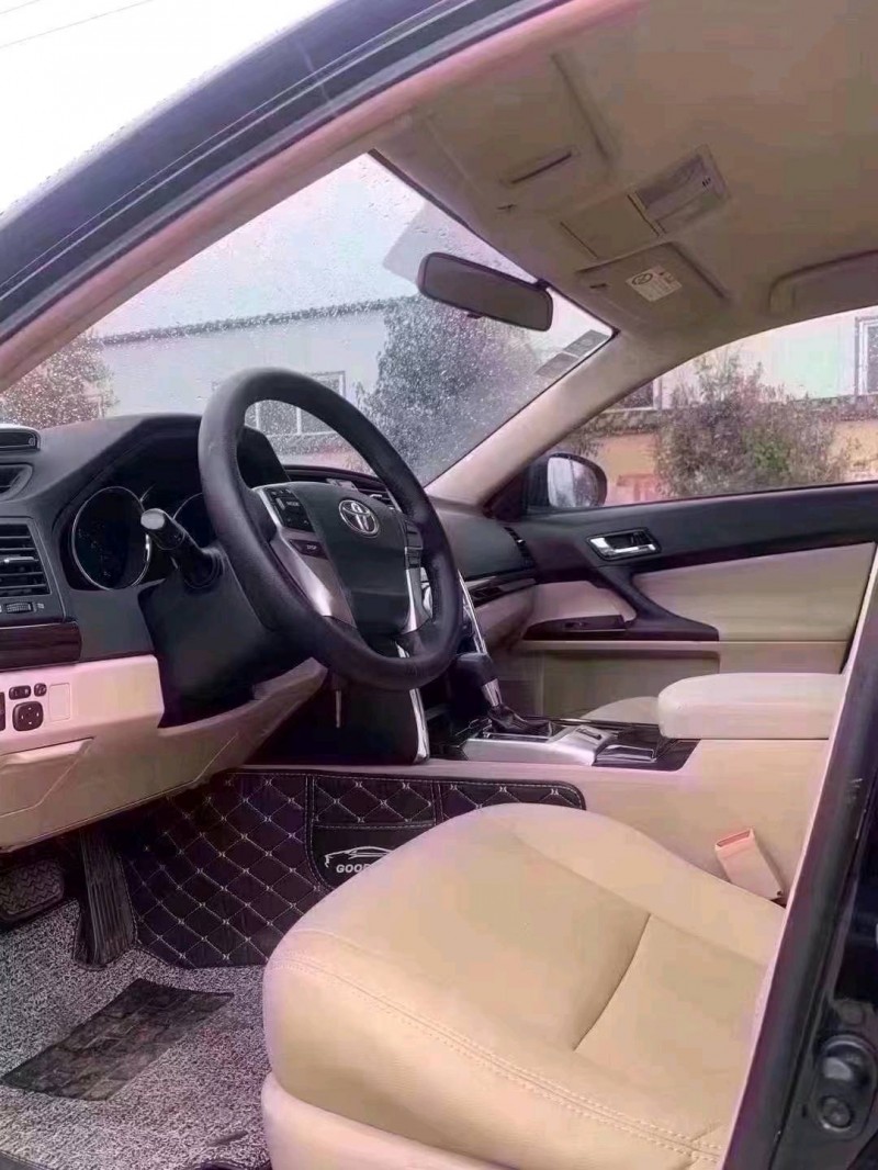 北京12年丰田锐志8