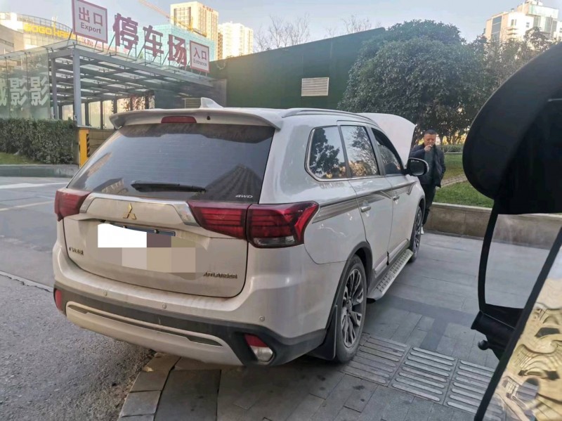 邯郸19年三菱欧蓝德2