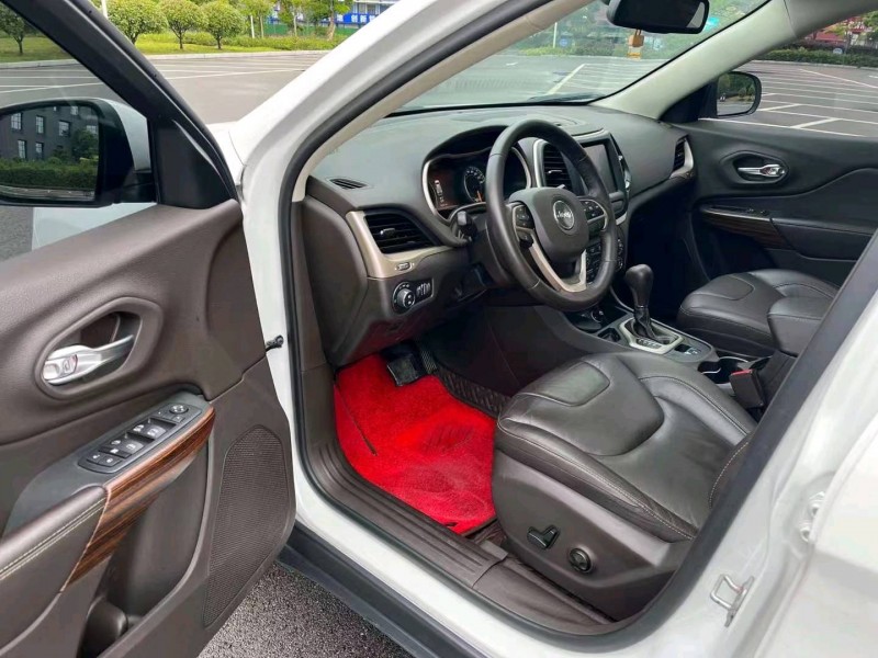 宜昌18年Jeep自由光7