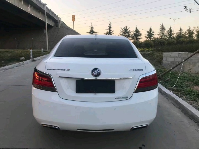 青岛12年别克君越4