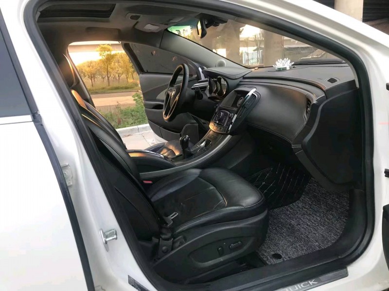 青岛12年别克君越8