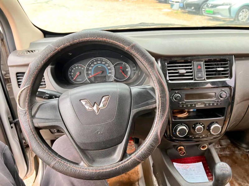 广州18年五菱汽车荣光V7