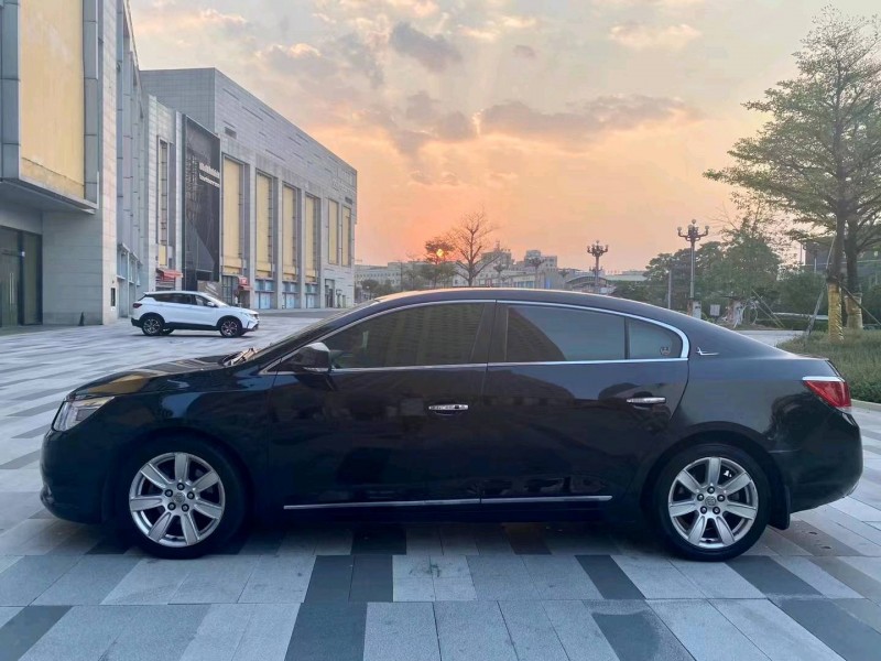 珠海10年别克君越3