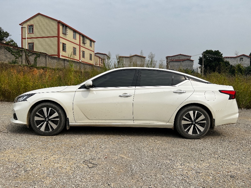 百色21年日產天籟5