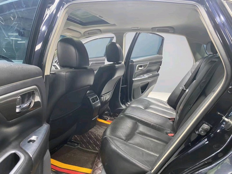 成都16年日产天籁3