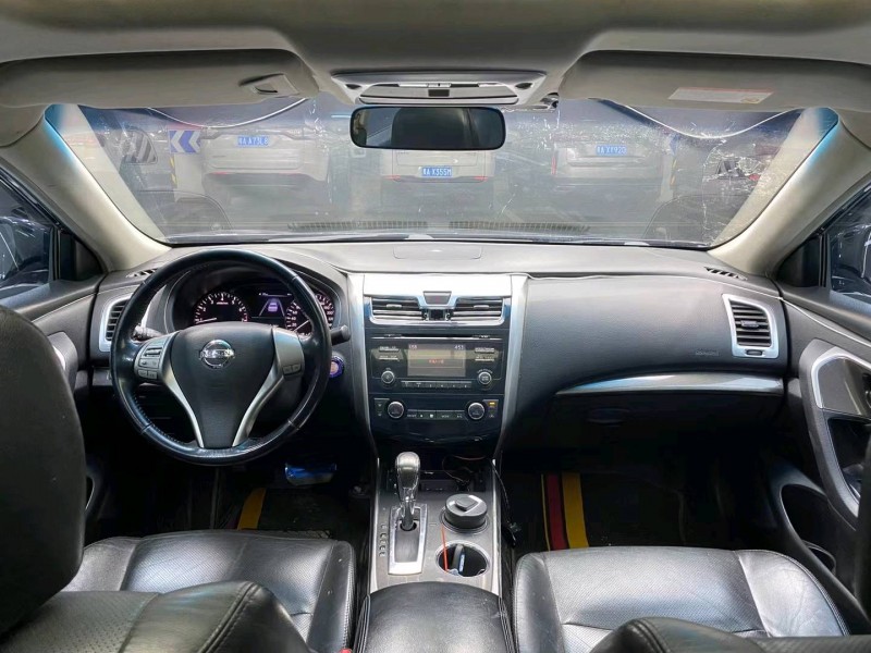 成都16年日产天籁5