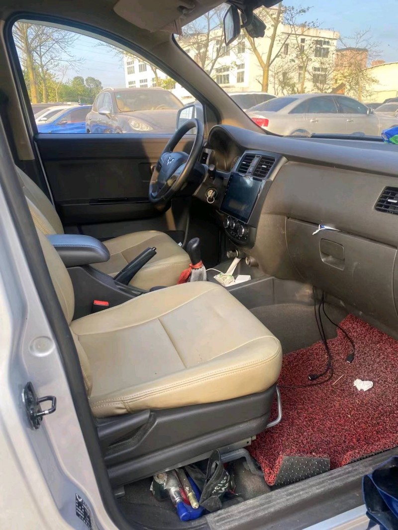 广州17年五菱汽车荣光V5