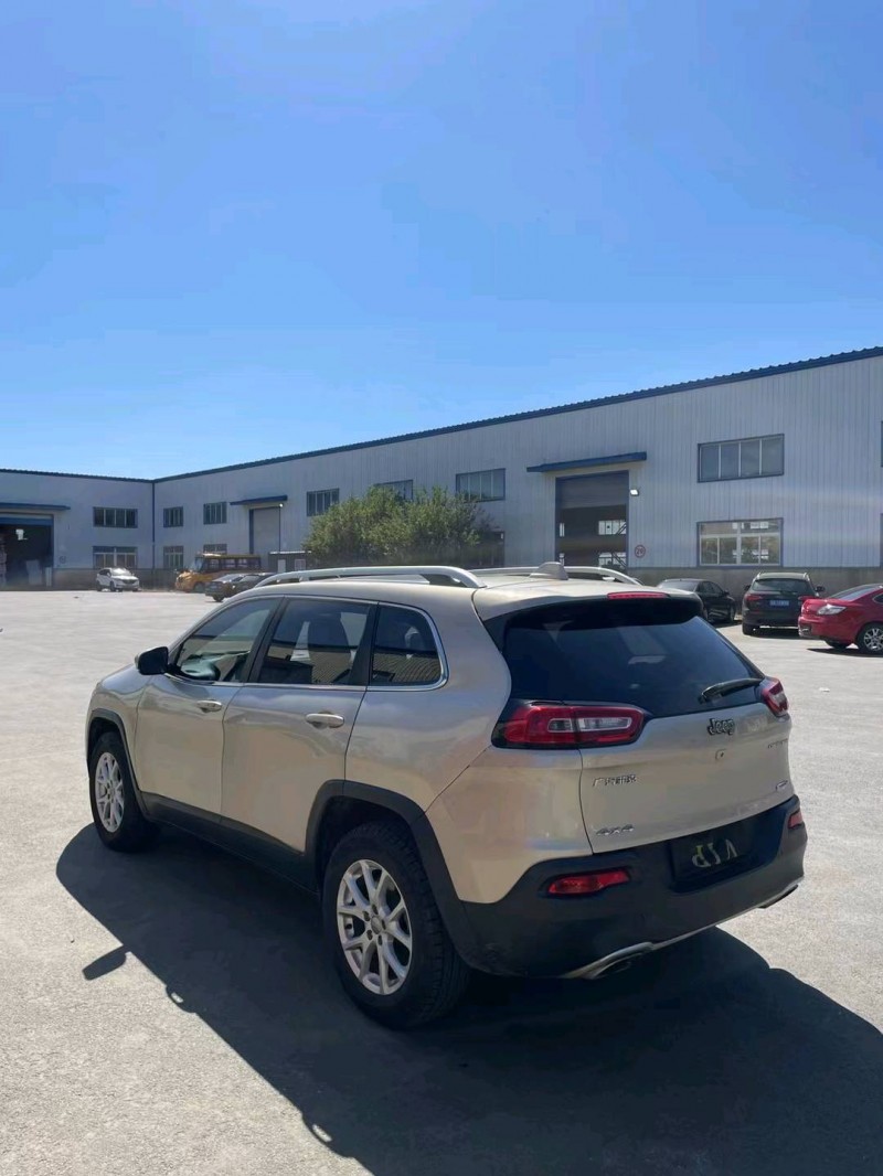 沈阳17年Jeep自由光4