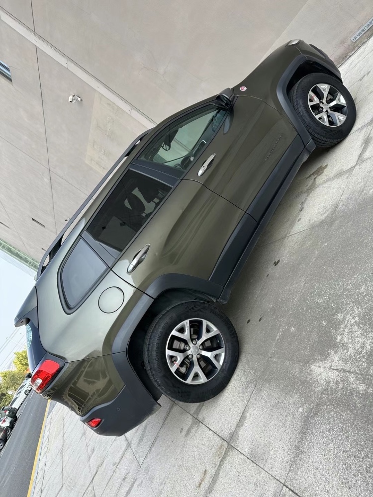 營口17年Jeep自由光7