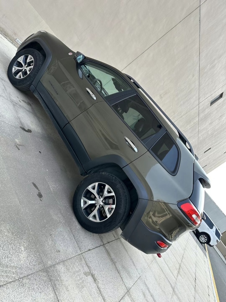 營口17年Jeep自由光9