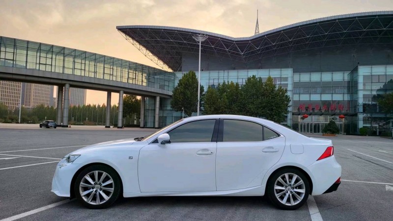 邯郸14年雷克萨斯IS3