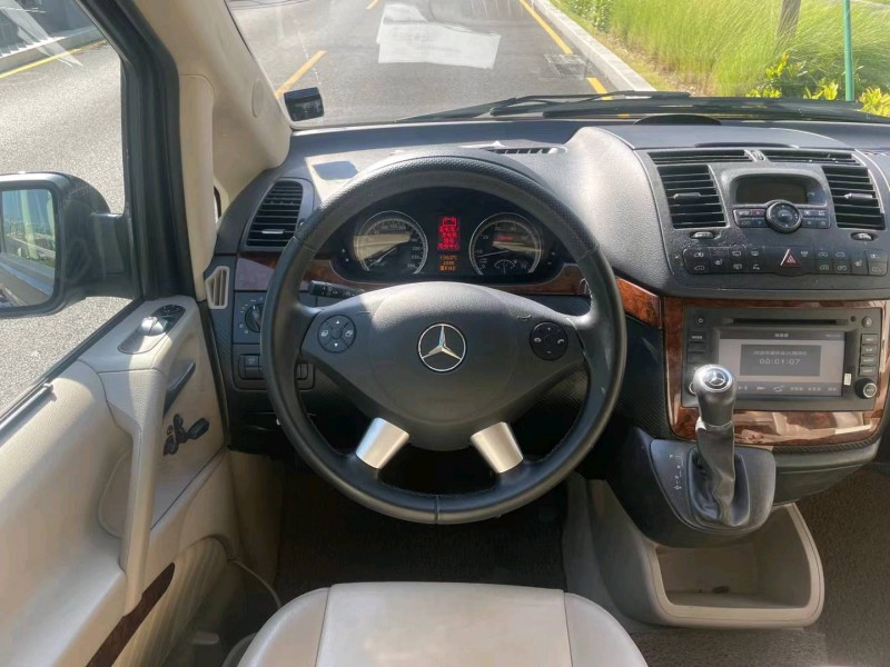 广州11年奔驰唯雅诺4