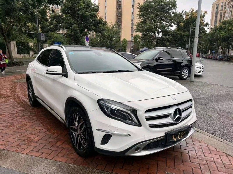 成都16年奔驰GLA3