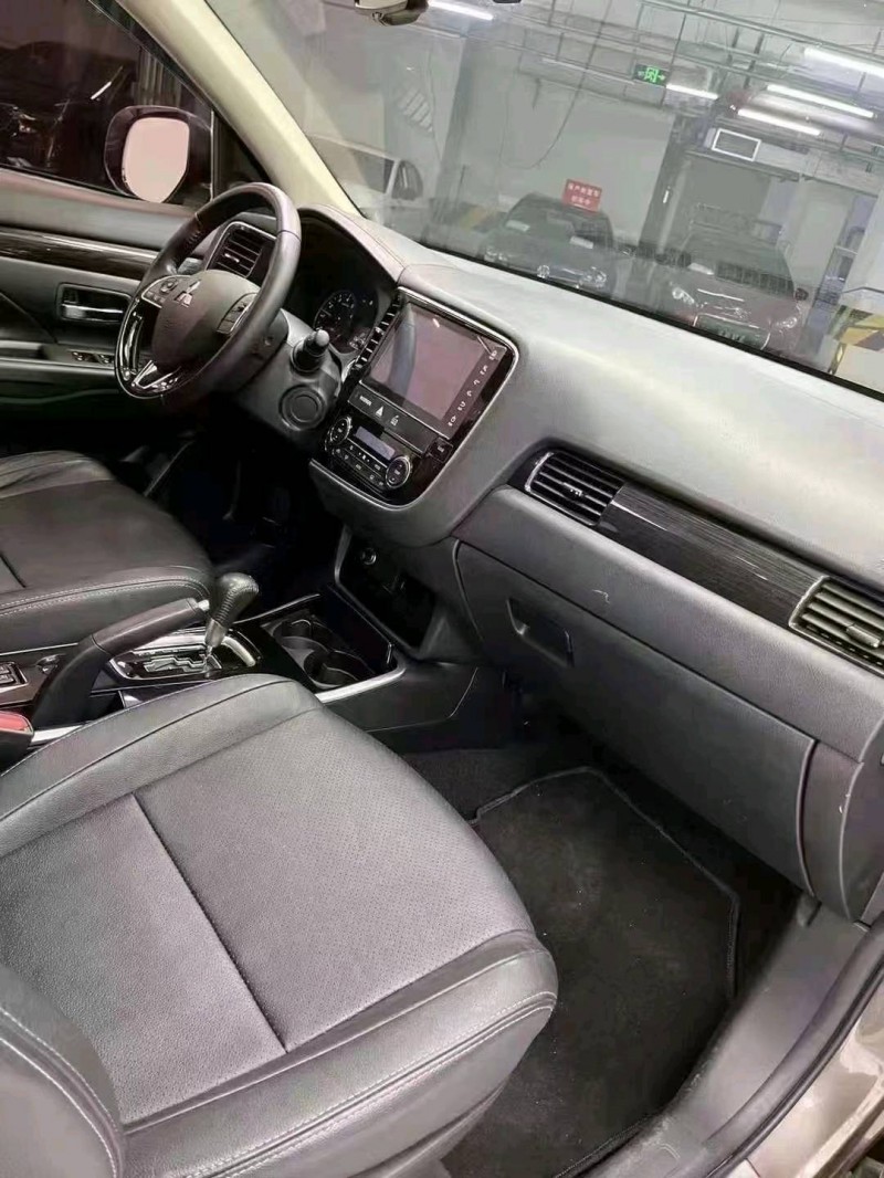 成都17年三菱欧蓝德7