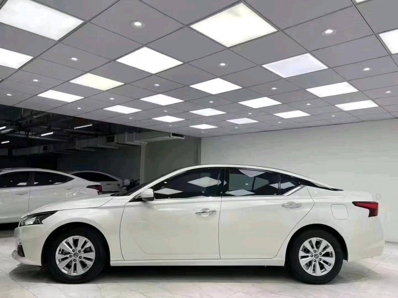 成都20年日产天籁3