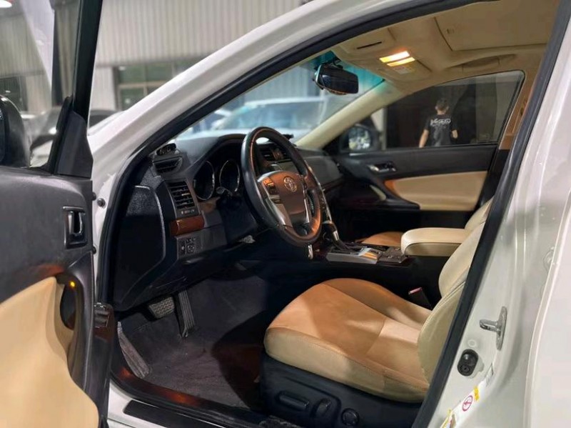 东莞16年丰田锐志4