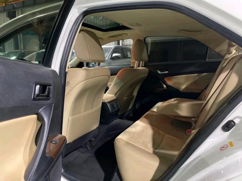 东莞16年丰田锐志6