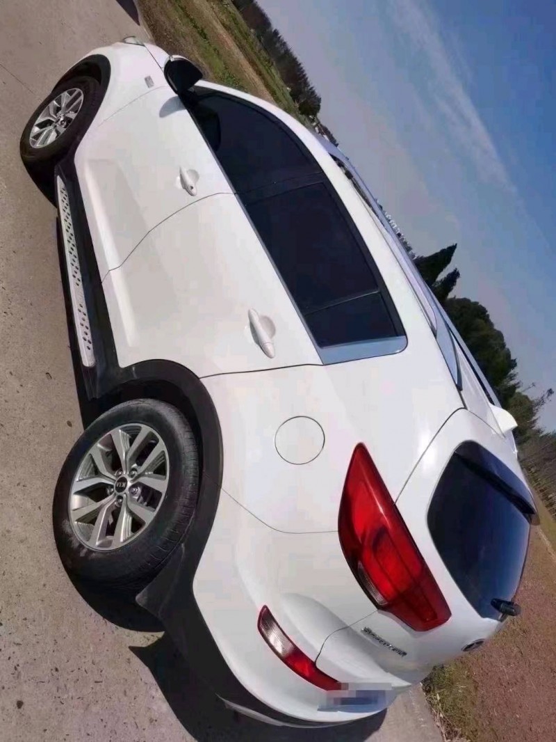 济南16年起亚智跑8