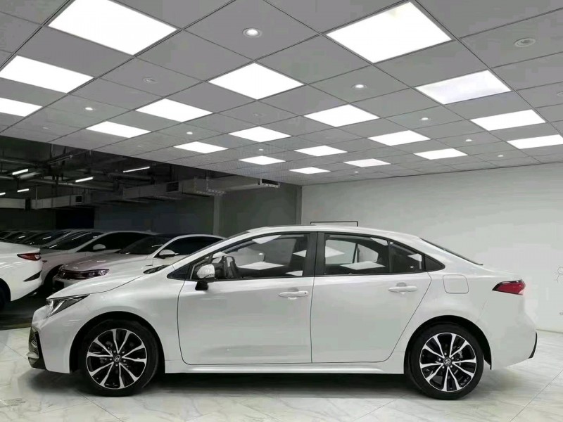 成都22年丰田雷凌3