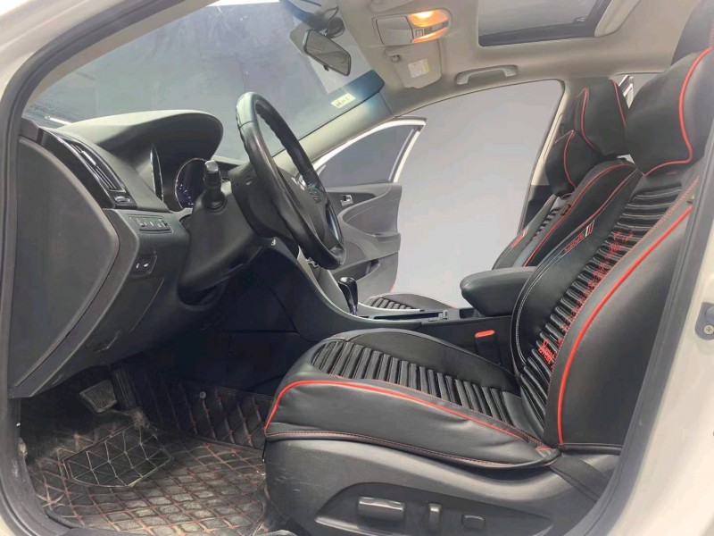 成都15年现代索纳塔八3