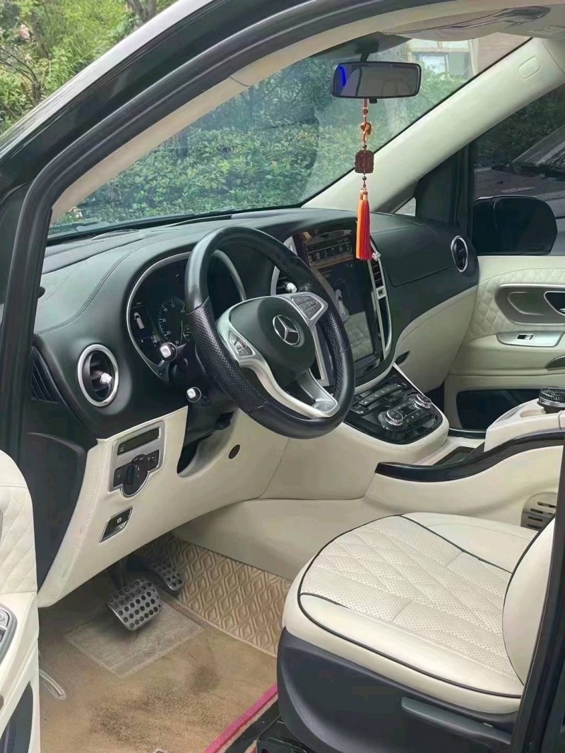 青岛17年奔驰威霆4