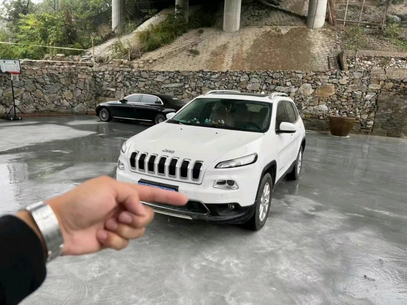 武汉17年Jeep自由光1