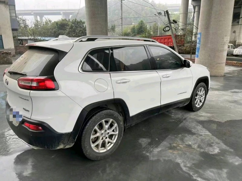 武汉17年Jeep自由光7