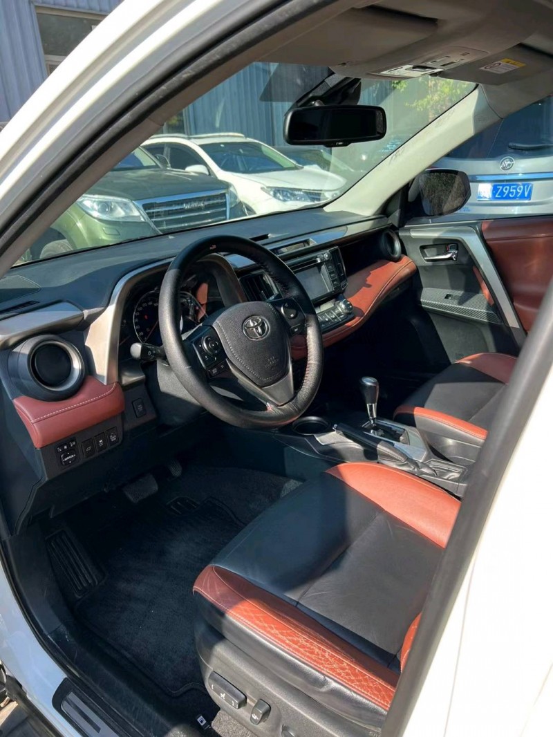 沈阳14年丰田RAV46