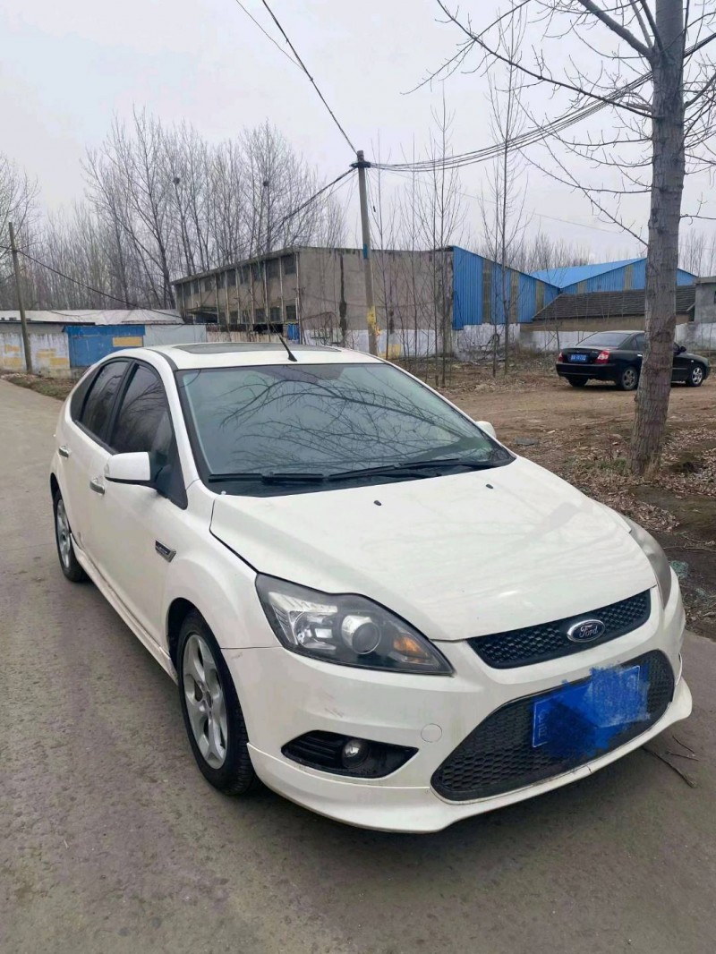 青岛15年福特福克斯3