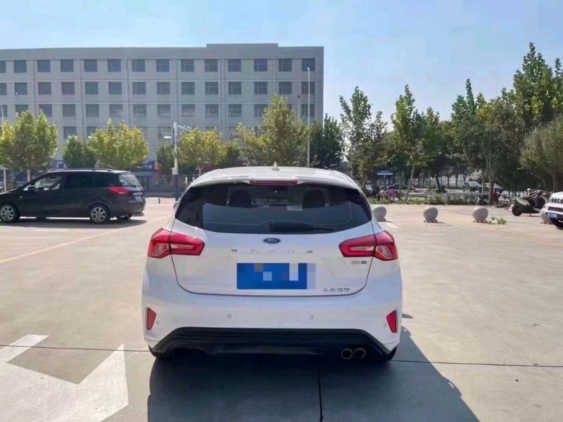 青岛20年福特福克斯4