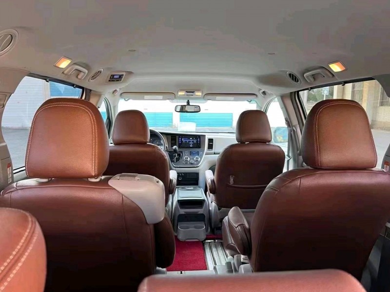 济宁16年丰田塞纳4