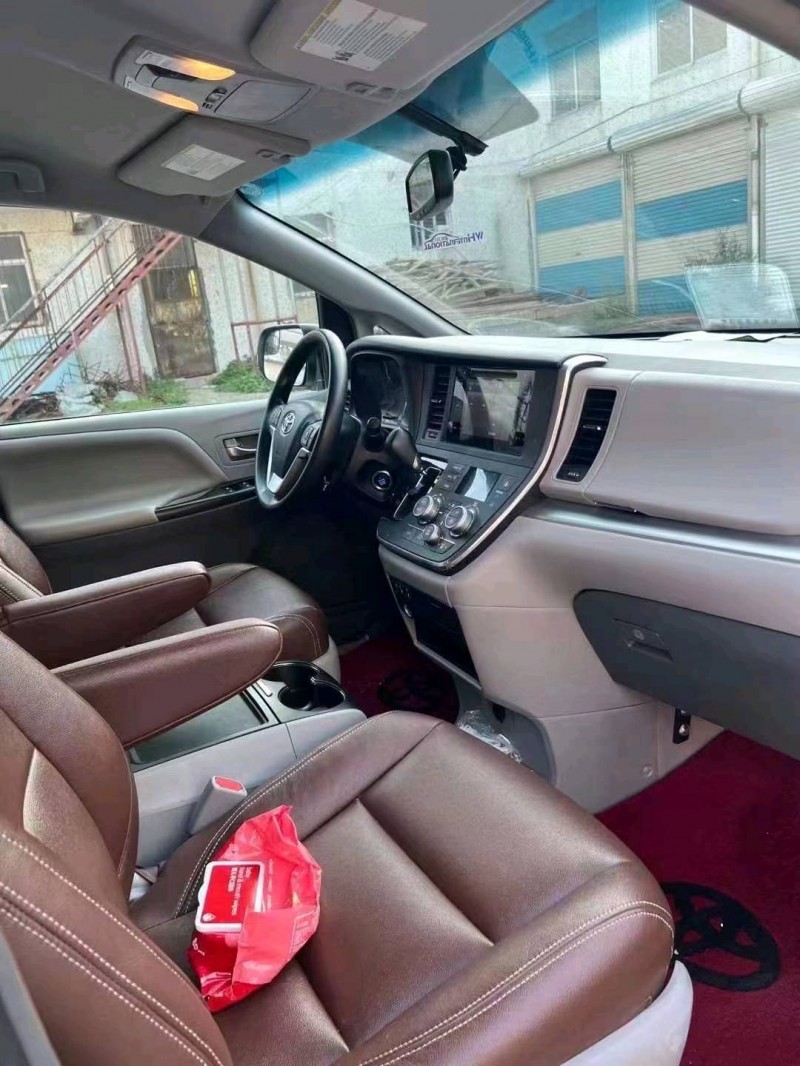 济宁16年丰田塞纳5