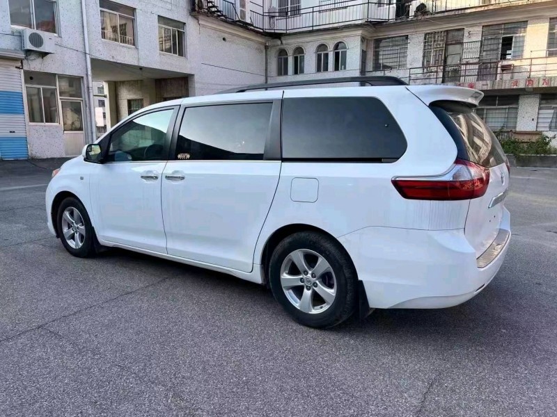 济宁16年丰田塞纳7