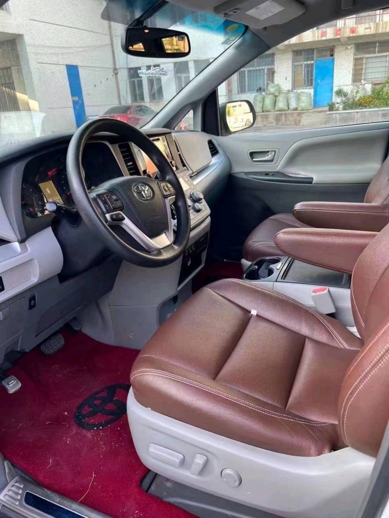 济宁16年丰田塞纳6