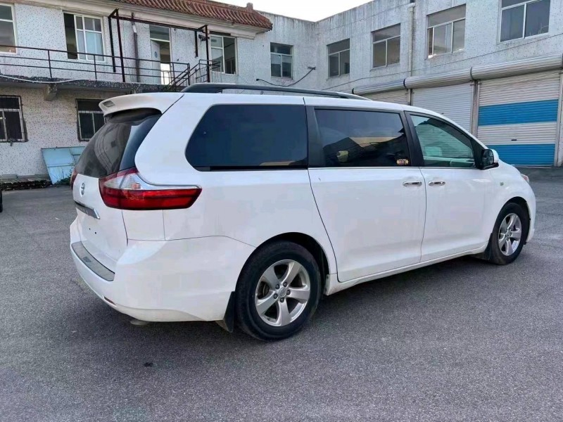 济宁16年丰田塞纳8